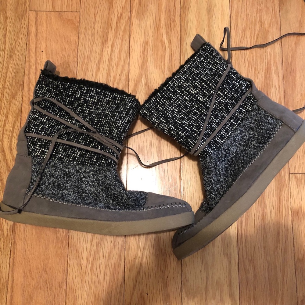 Tie boots
